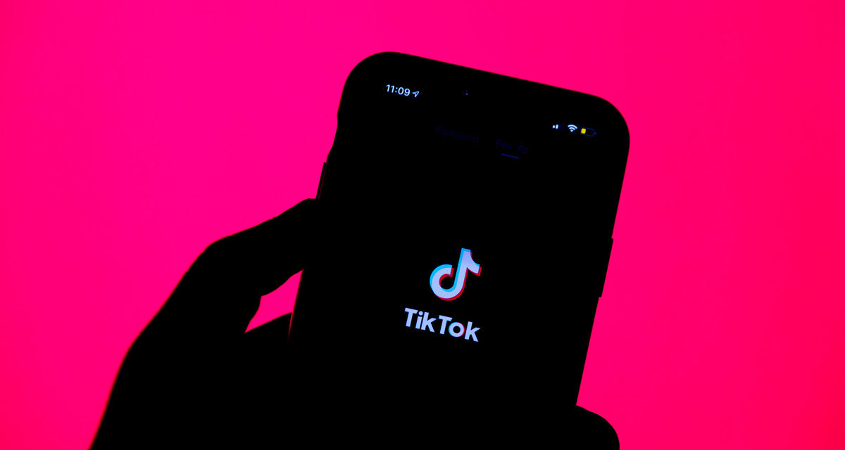 Trump fue claro: si TikTok y otras aplicaciones de origen chino no eran vendidas a compañías norteamericanas tendrían que dejar de operar en Estados Unidos el pasado día 20 de septiembre. Pues bien, tanto TikTok como WeChat, las más famosas en sufrir este veto, se han librado por el momento y siguen disponibles para su descarga tanto en Google Play Store como en la App Store en el norte del continente americano. Aunque el reloj sigue su cuenta atrás sobre ellas. Ha sido un acuerdo in extremis por parte de ByteDance, actual propietaria china de TikTok, lo que ha permitido que la aplicación de vídeos más famosa del momento se salve de la ira y las medidas de Trump. Así, aunque el trato era que la mayor parte de la empresa que forma TikTok fuera norteamericana para el día 20, ByteDance ha conseguido una prórroga al confirmar un preacuerdo de venta del 20% de la compañía a Oracle y Walmart. Ambas, empresas estadounidenses. Con lo que la nueva fecha límite queda situada para el 27 de septiembre. Si para entonces no se cumple el mandato de Trump, la aplicación quedará completamente vetada en Estados Unidos. TikTok, a punto de ser una empresa estadounidense De memento TikTok está siendo troceada y vendida por partes para salvar su funcionamiento y evitar los vetos y limitaciones en Estados Unidos. El plan ya está en marcha, pero se está llevando a cabo a contrarreloj para no sufrir cortes. Así, antes del próximo 27 de septiembre debe ser efectivo el traslado de TikTok de China a Estados Unidos. Según el periodista Alex Sherman, de CNBC, TikTok quedaría repartido de la siguiente manera. Oracle, que albergaría los contenidos de TikTok en la nube, se haría con un 12,5%. Un 7,5% se quedaría en manos de la cadena de supermercados Walmart y ByteDance estaría en propiedad del 80% restante. Eso sí, un 40% de esa propiedad china viene directamente de fondos de inversión de capital estadounidense, con lo que la mayoría de las acciones y propiedad de TikTok sería finalmente de empresas de Estados Unidos, aunque ByteDance siga más que presente en la ecuación. https://twitter.com/sherman4949/status/1307474641271894016 Pero ojo, que eso no es todo. Ahora ByteDance ha anunciado que TikTok Global, la nueva compañía creada por la parte norteamericana de TikTok, lanzará una oferta pública de acciones. Según EFE, esta medida se llevará a cabo para mejorar su estructura empresarial y transparencia. https://twitter.com/EFEnoticias/status/1307974925861482496 También se sabe que el objetivo de ByteDance para transformar TikTok en una empresa norteamericana pasa por llevar la sede de la red social a aquel país. Algo que, según sus cuentas, creará hasta 25.000 puestos de trabajo. Además, hará uso de la infraestructura de la nube de Oracle para albergar los contenidos de los usuarios de TikTok. Con lo que todo quedaría en “casa”. Junto a ello, la junta directiva estará formada por cuatro estadounidenses. Suficientes medidas para que el gobierno de los Estados Unidos dé el visto bueno a la transacción y el funcionamiento de la red social. Sin limitaciones ni vetos. Claro que para ello tendrá que llegar a tiempo al 27 de septiembre con todas estas medidas. De momento, TikTok se salva de la quema en Estados Unidos gracias a este gesto. O, al menos, ha ganado una semana más de vida antes de que se lleve a cabo el veto. Algo que parece que quieren evitar en la medida de lo posible desde ByteDance. Por su parte, WeChat ha conseguido evitar el veto gracias a la disidencia de un juez californiano, que ha echado por tierra la prohibición de Trump. Su argumento es que la decisión iría en contra de la primera enmienda a la constitución del país, que permite la libertad de expresión. Algo que les hará ganar tiempo pero que puede ser ratificado por el gobierno de los Estados Unidos.