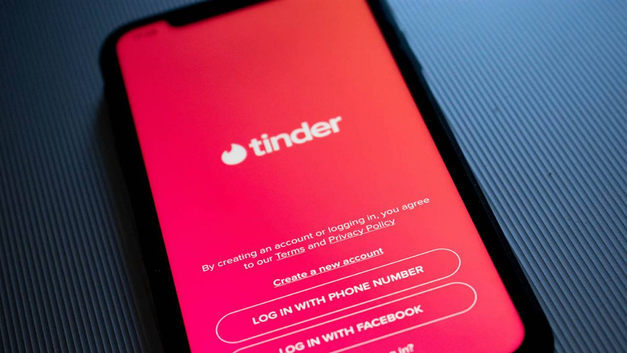 ¿Es posible buscar a alguien en Tinder? Te damos la solución