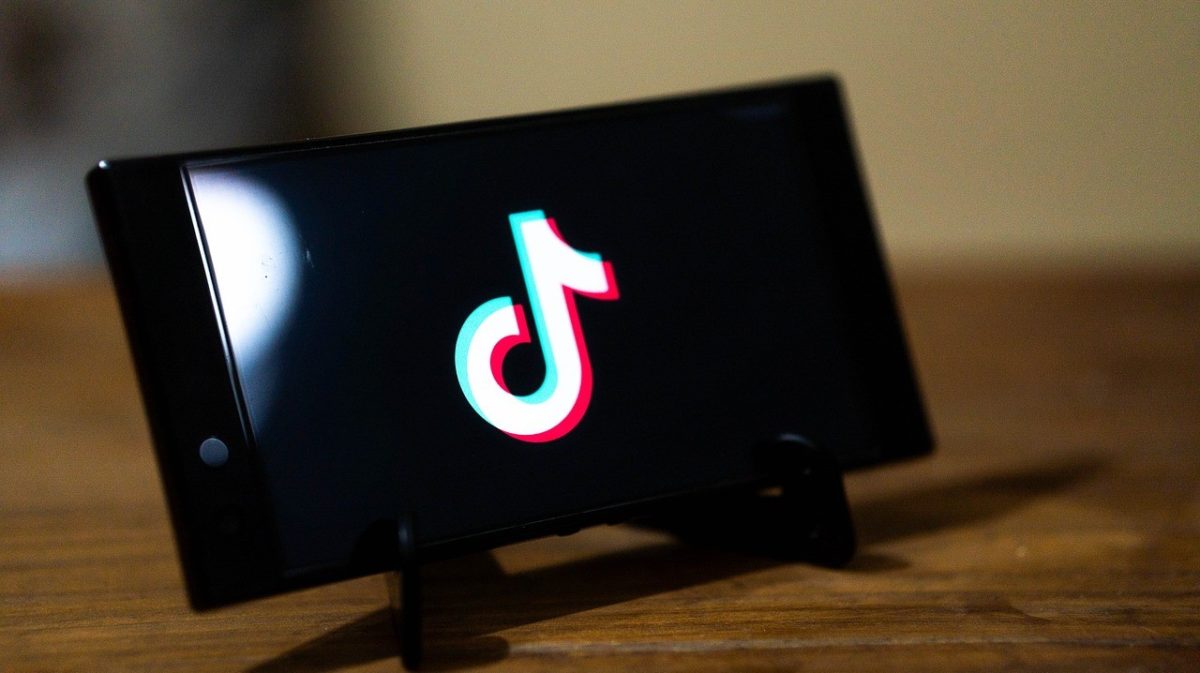 Cómo hacer vídeos de TikTok con letras de fondo