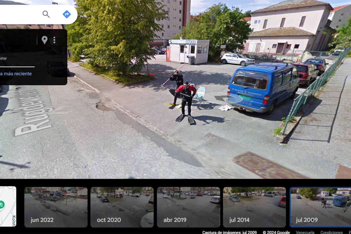 Las fotos y vídeos más divertidos captados por Street View en Google Maps: buzos en pleno asfalto