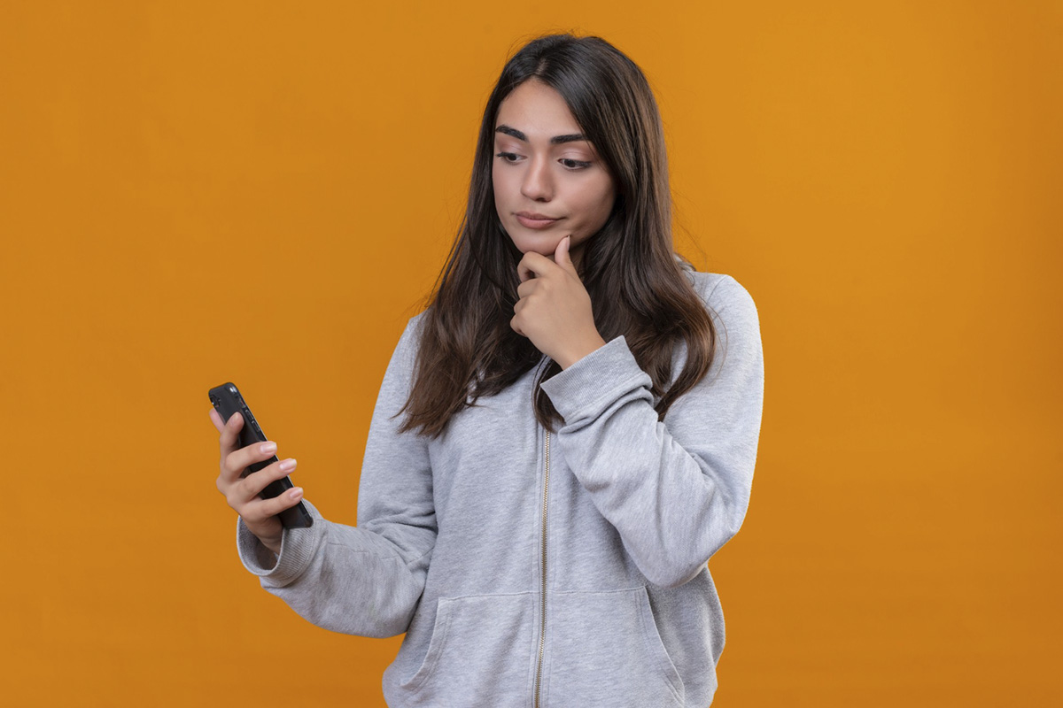 Cómo saber si un mensaje reenviado de WhatsApp es un bulo o fake news: analiza la redacción