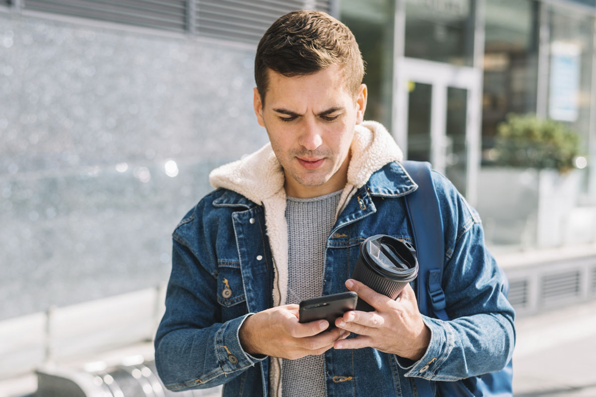 Cómo saber si un mensaje reenviado de WhatsApp es un bulo o fake news: compara con otras fuentes
