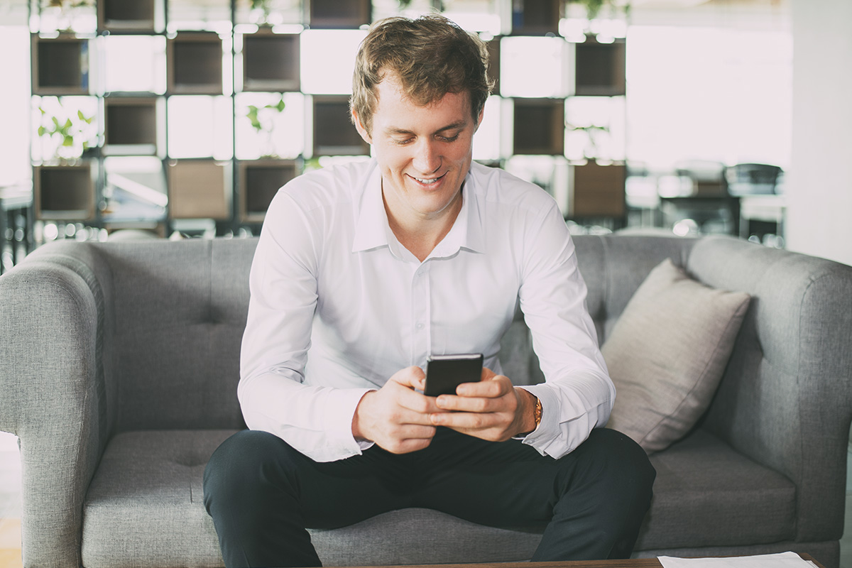 Prompts de ChatGPT útiles para ligar en 2025 por Tinder - Para ligar con humor